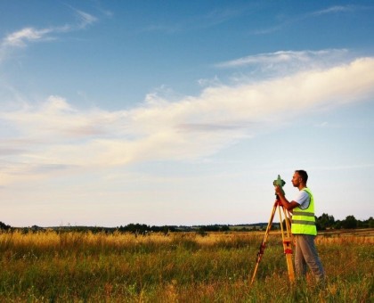 Geodeta przy budowie domu szkieletowego – jakich prac geodezyjnych możesz się spodziewać?